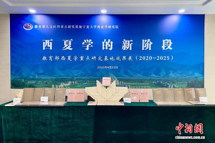 宣传部部长冼国义向与会专家学者表达期